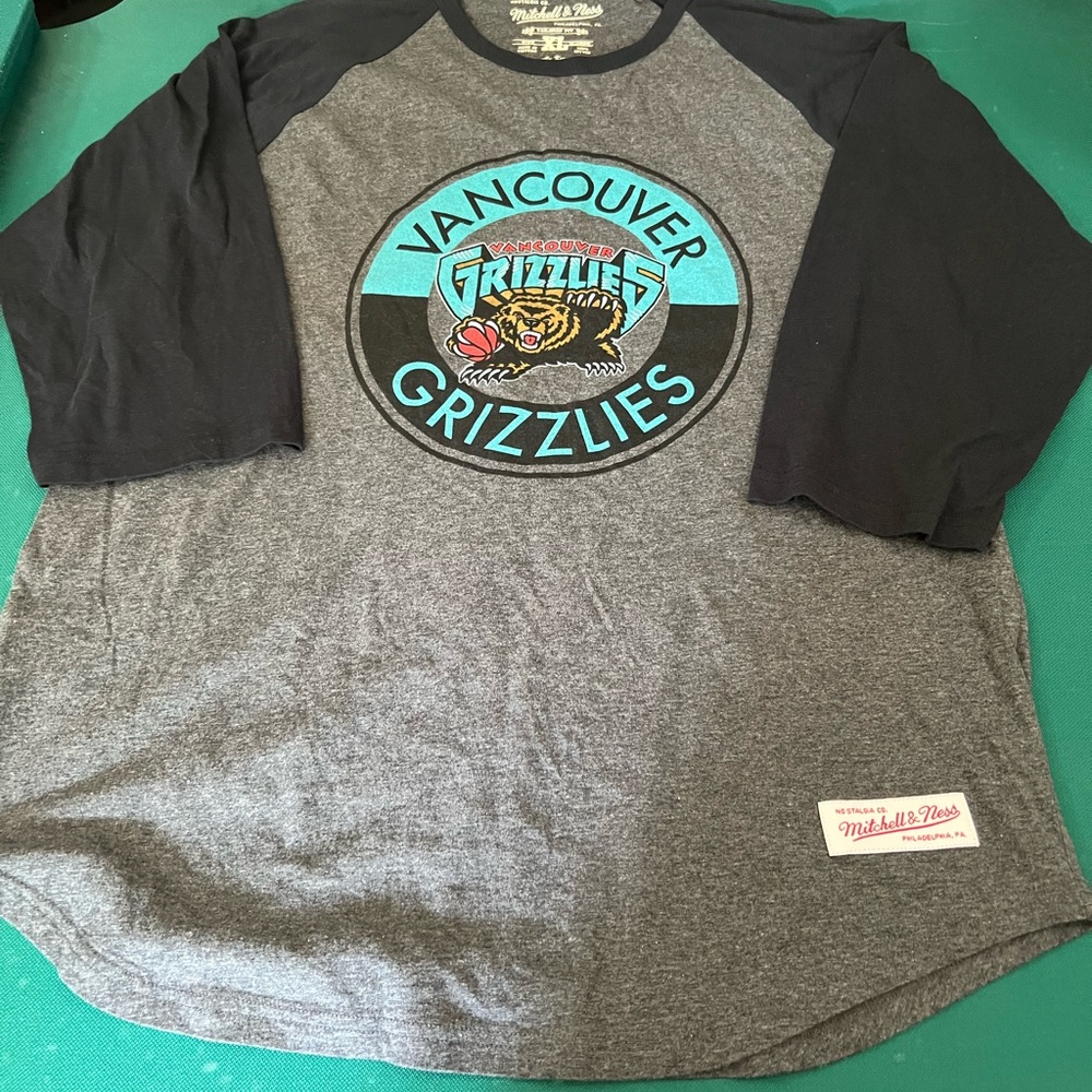 Mitchell & Ness Vancouver Grizzlies Gray & Black Raglan Shirt 3/4 sleeves NWOT
